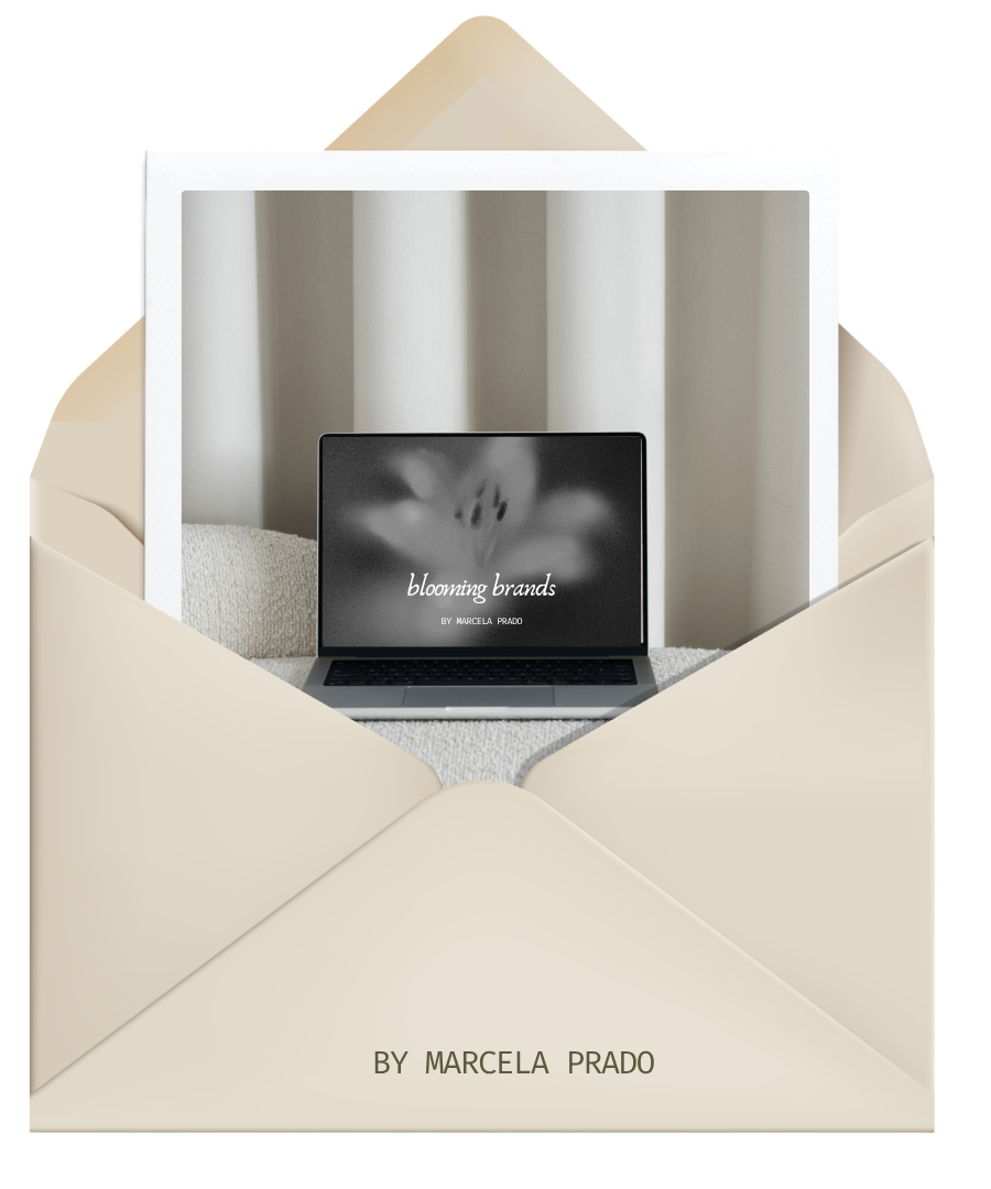 Envelope aberto com uma fotografia de um notebook exibindo Blooming Brands